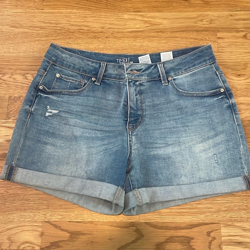 Mid-Rise Cuffed shorts